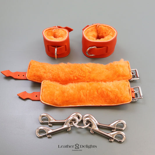 Orangefarbene Hand- und Fußfesseln mit orangefarbenem Schaffellfutter