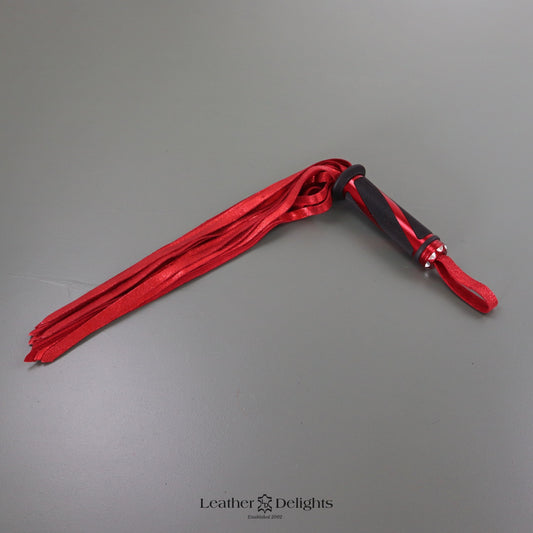 Flogger en daim rouge métallisé avec poignée rouge