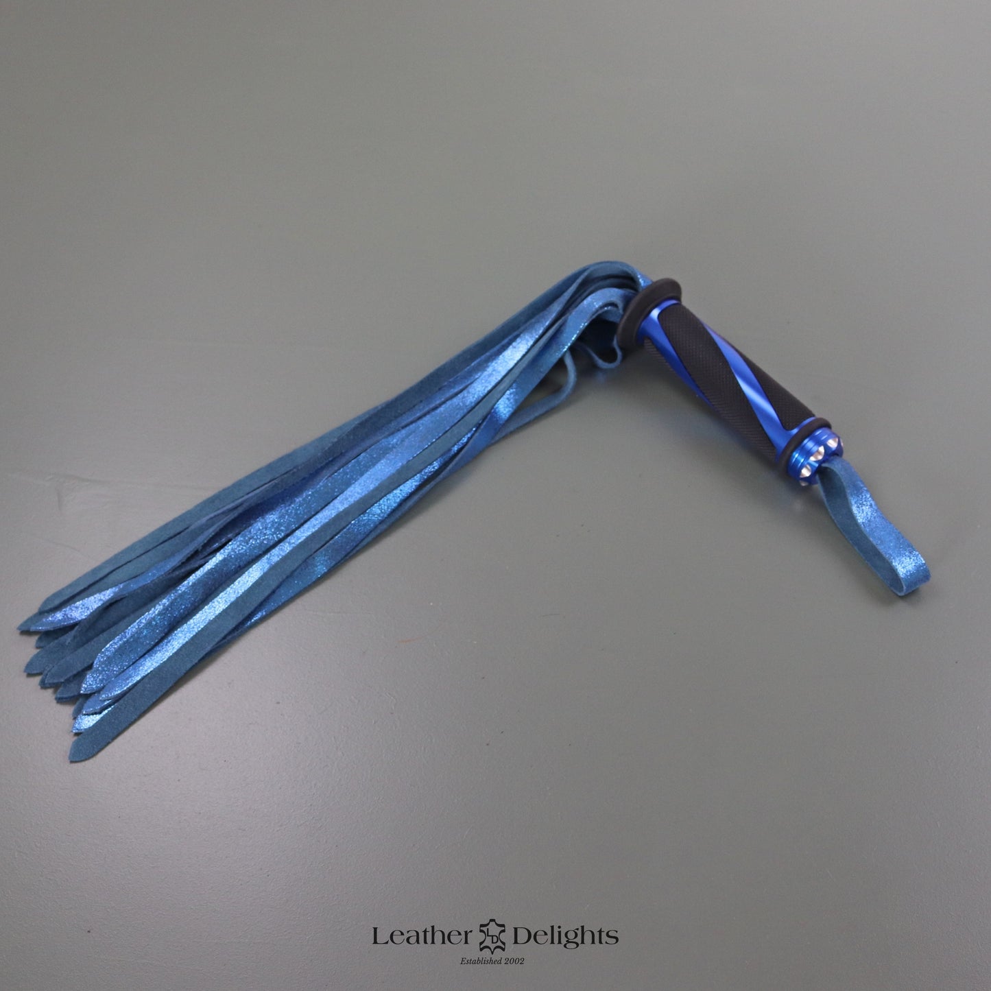 Flogger en daim bleu métallisé avec poignée bleue