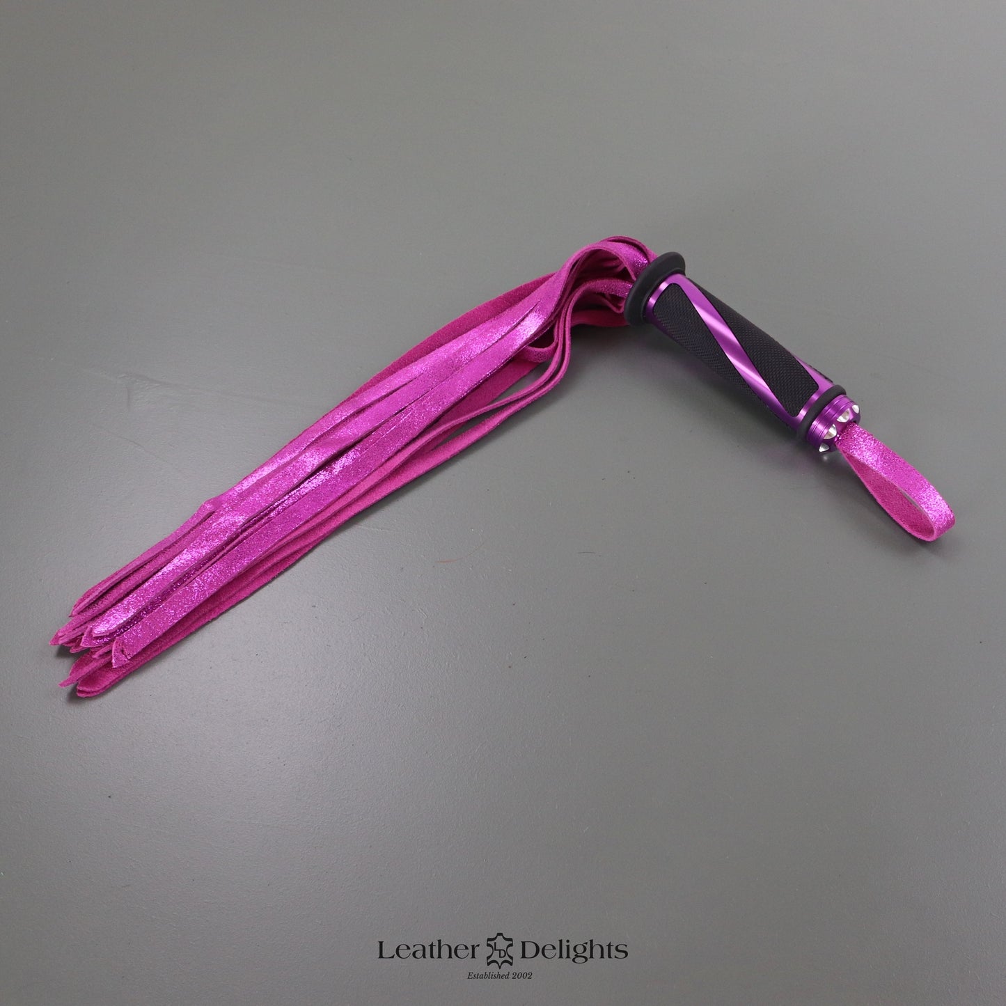 Flogger en daim rose métallisé avec poignée violette
