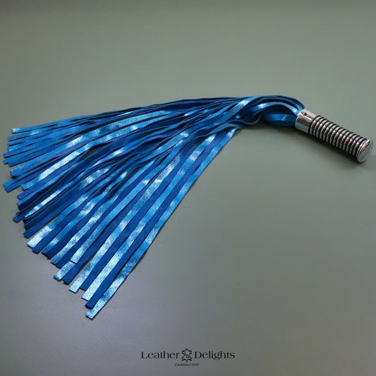 Metallic-blaue und königsblaue Wildlederpeitsche mit silbernem Griff