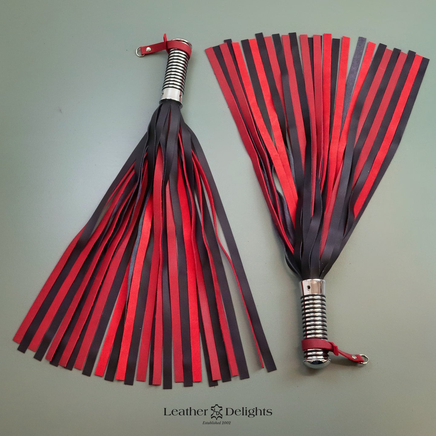 Paar Peitschenpeitschen aus schwarzem und rotem Leder mit Chromgriff