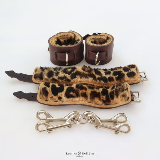 Braune Hand- und Fußfesseln mit Schaffellfutter im Leopardenmuster