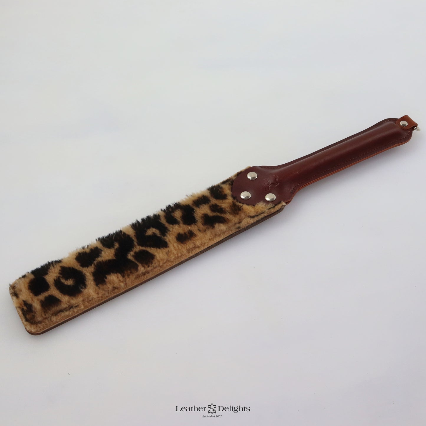 Bestrafungspaddel aus braunem Leder und Schaffell mit Leopardenmuster 